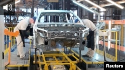 Ресейде шығатын Lada маркалы автокөлік құрастырып жатқан жұмысшылар. Көрнекі сурет.