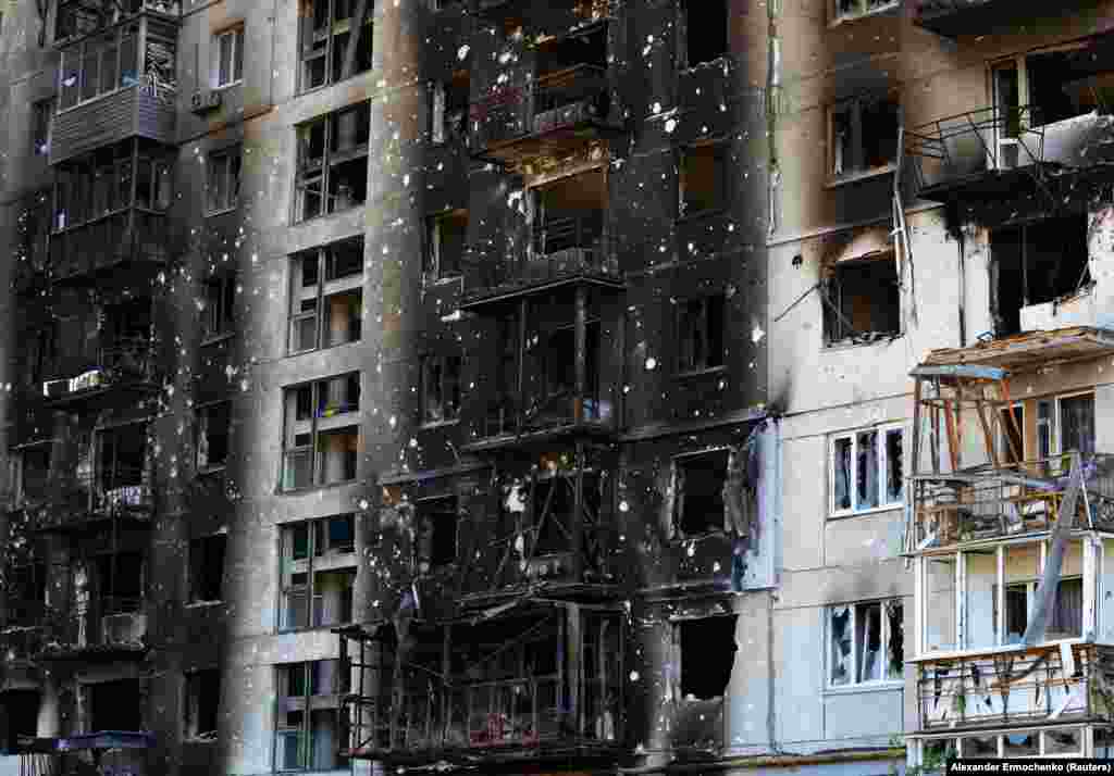 Un bloc de apartamente, distrus în urma conflictului dintre Rusia și Ucraina, Severodonețk, Ucraina, 30 iunie 2022. Orașul a căzut în mâinile armatei ruse după mai multe luni de luptă în regiunea Donbas, din estul Ucrainei.&nbsp;