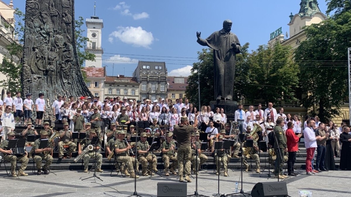 У Львові встановили світовий рекорд із наймасовішого виконання пісні «Ой, у лузі червона калина»