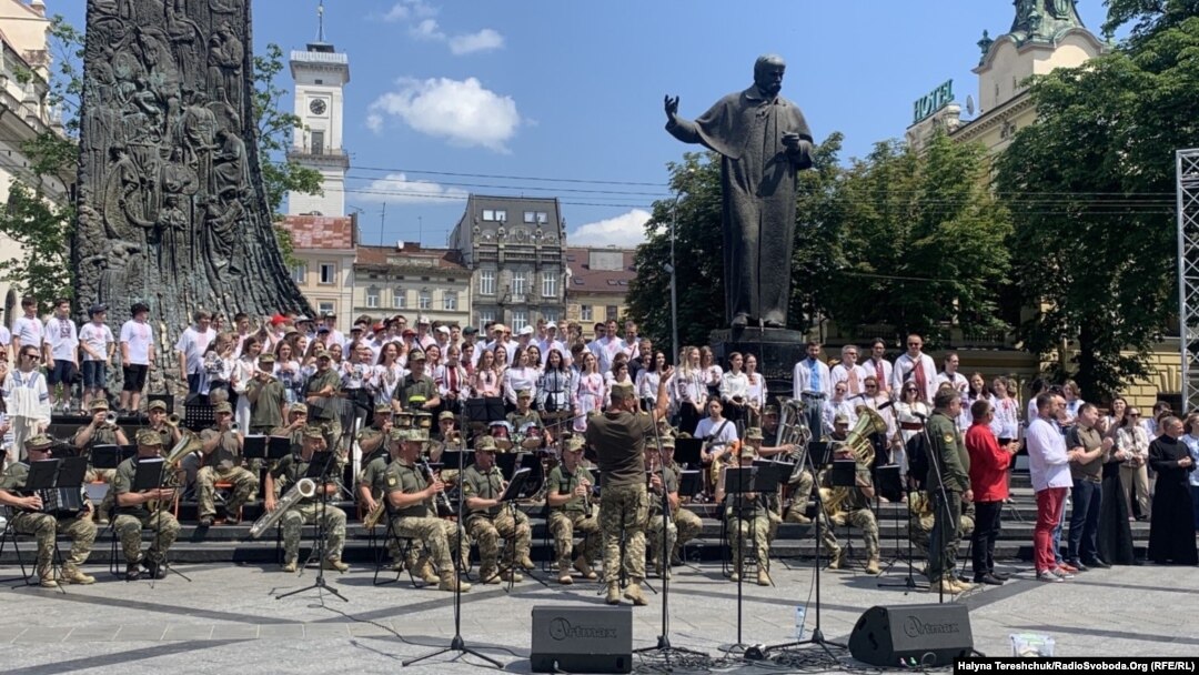Львовта Тарас Шевченко һәйкәле янындагы мәйданда хор һәм хәрби оркестр "Ой, у лузі червона калина" җырын башкара. Аларга дөньяның 47 иленнән украиннар һәм чит ил кешеләре кушылып, чарада барлыгы меңнән артык кеше катнашты. 28 июнь 2022
