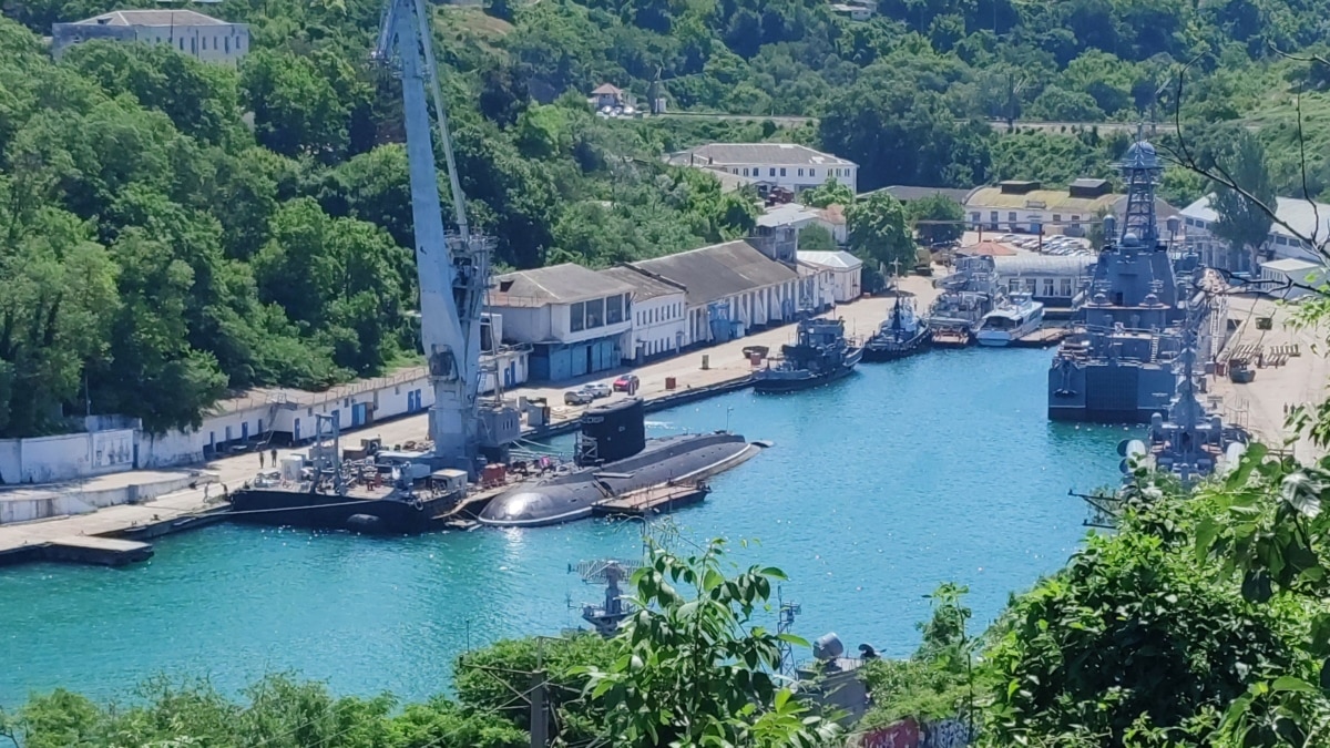 Підводний човен ЧФ Росії ремонтують у Севастополі – фото