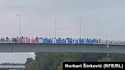 Transparent sa porukom na Mostu duga, Novi Sad, 7. jul 2022.