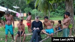 Dom Filips (u sredini) razgovara sa starosedeocima Aldeia Maloca Papiu, država Roraima, Brazil, novembar 2019.