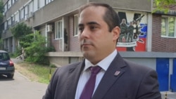 Lider vanparlamentarne "Srpske desnice" Miša Vacić ispred murala ruskoj plaćeničkoj vojsci Wagner čije je oslikavanje na fasadi zgrade na Novom Beogradu organizovao, 11. jul 2022.