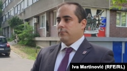 Lider vanparlamentarne "Srpske desnice" Miša Vacić ispred murala ruskoj plaćeničkoj vojsci Wagner čije je oslikavanje na fasadi zgrade na Novom Beogradu organizovao, 11. jul 2022.