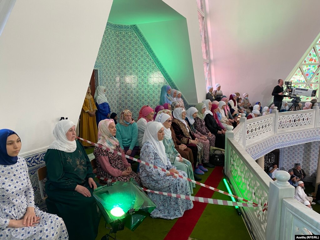 Gratë duke falur Kurban Bajramin në xhaminë Lala-Tulpan, Ufa në Bashkortostan të Rusisë.