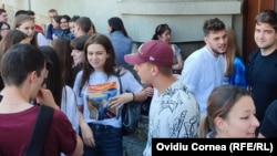 Elevii din România au susținut luni proba de Limba și Literatura Română a Bacalaureatului, sesiunea de vară 2022. Absolvenții au fost repartizați în centre de examinare, care au reunit elevi de la două sau chiar trei licee.