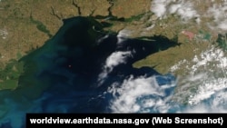 Спутниковый снимок акватории Черного моря, на котром видно пожар на буровых платформах «Черноморнефтегаза»