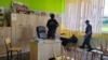 Policia e Kosovës gjatë kontrollit në një shkollë në Kosovë, pas raportimeve për bomba.