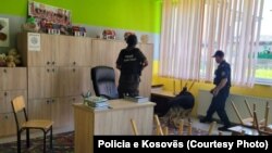 Policia e Kosovës gjatë kontrollit në një shkollë në Kosovë, pas raportimeve për bomba.