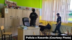 Istraga policije nakon dojava o bombama u školama na Kosovu u sredinama sa srpskom većinom, 16. juna 2022.