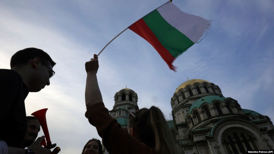 Bulgaria nu este atât de avansată în lupta împotriva corupției precum România, spune un expert bulgar intervievat de Europa Liberă. 