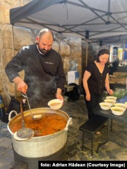 Chef Adi Hădean a gătit la Ukrainian Street Food de la TIFF 2022.