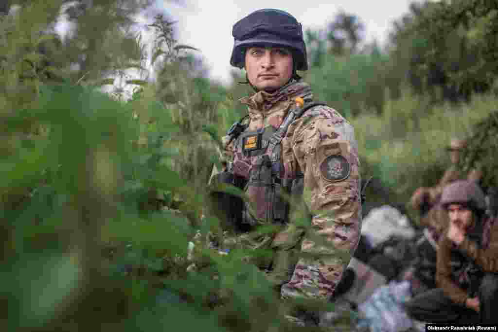 Një ushtar ukrainas duke vëzhguar terrenin, Severodonjeck.