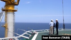 Морська платформа для видобутку газу на Сахаліні, Росія, фото ілюстративне