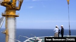 Морская платформа "Орлан" для добычи нефти и газа на шельфе Сахалина, проект "Сахалин-1" (архивное фото)