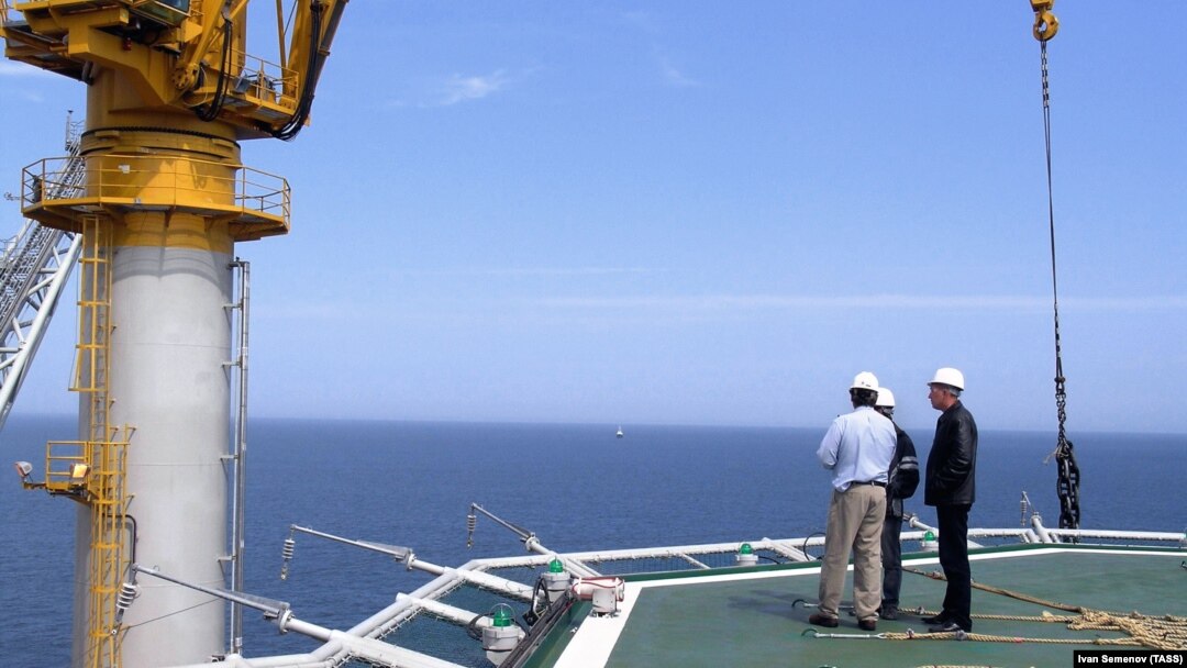 Морская платформа "Орлан" для добычи нефти и газа установлена на шельфе Сахалина в рамках проекта "Сахалин-1"