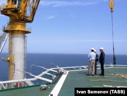 Морська платформа «Орлан» для видобутку нафти і газу на шельфі Сахаліну в Росії