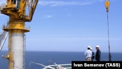 Морская платформа "Орлан" для добычи нефти и газа установлена на шельфе Сахалина в рамках проекта "Сахалин-1", оператором которого выступает американская компания "Эксон Нефтегаз Лимитед" (архивное фото)