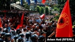 Veterani Oslobodilačke vojske Kosova su 16. juna protestovali ispred Skupštine i prekinuli zasedanje.  