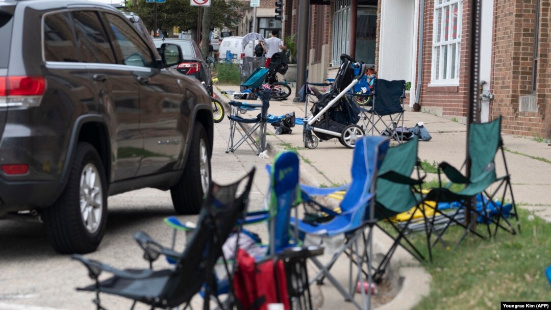 Peisajul deprimant după ce spectatorii la parada de 4 Iulie din suburbia Highland/Chicago au fugit de frica gloanțelor. Atacatorul - se pare că în vârstă de 22 de ani - a ucis șase persoane și a rănit mai mult de 20.
