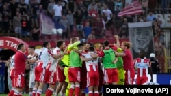 Lojtarët e Cërvena Zvezdës festojnë pasi fituan ndeshjen finale të futbollit të Kupës Kombëtare të Serbisë, më 26 maj, 2022.