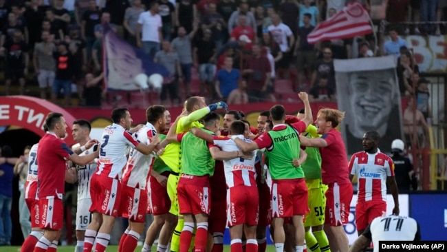Lojtarët e Cërvena Zvezdës festojnë pasi fituan ndeshjen finale të futbollit të Kupës Kombëtare të Serbisë, më 26 maj, 2022.