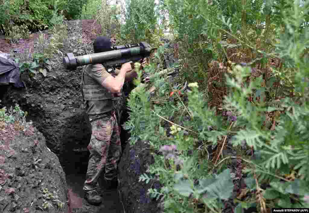 Украински војник зазема позиција со противтенковско оружје во ровот на линијата на фронтот кај Авдијивка.