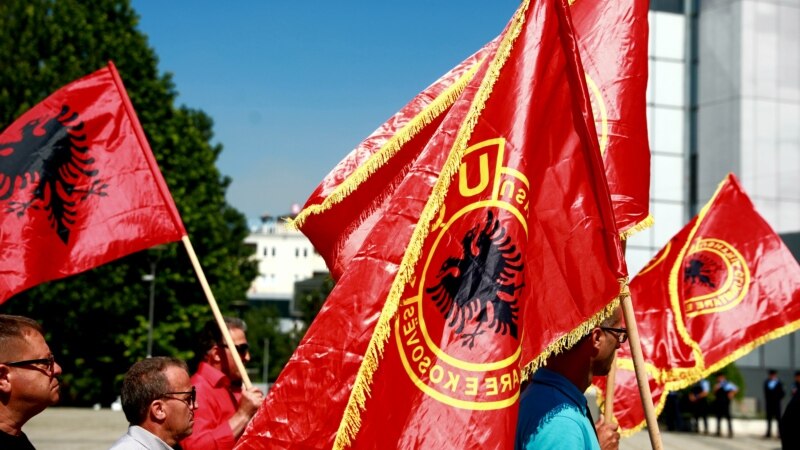 V Tirani potekal vsealbanski protest v podporo voditeljem OVK, Osmani izrazila podporo