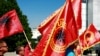 Flamuj të UÇK-së dhe Shqipërisë shihen në një protestë në Prishtinë. Fotografi ilustruese nga arkivi. 