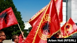 Flamuj të UÇK-së dhe Shqipërisë shihen në një protestë në Prishtinë. Fotografi ilustruese nga arkivi. 