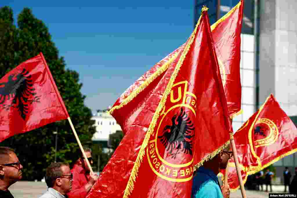 Protestuesit mbanin në duar flamuj kombëtarë dhe të Ushtrisë Çlirimtare të Kosovës. &nbsp;