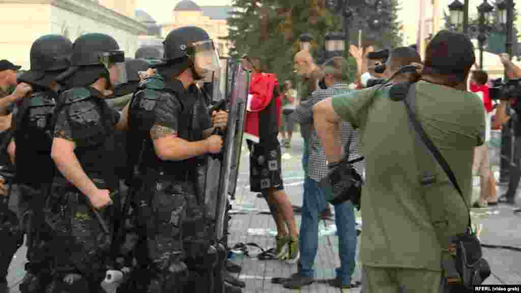 МАКЕДОНИЈА -&nbsp;Урнати огради пред зградите на Владата и Собранието и остатоци од јајца на фасадите е билансот од денешните протести против францускиот предлог за тргање на бугарското вето за македонските евроинтеграции.