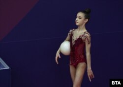  Елвира Краснобаева споделя, че избира съчетанията с топка, само че дребна неточност я е оставила със сребърното отличие от Европейското състезание в Израел. 