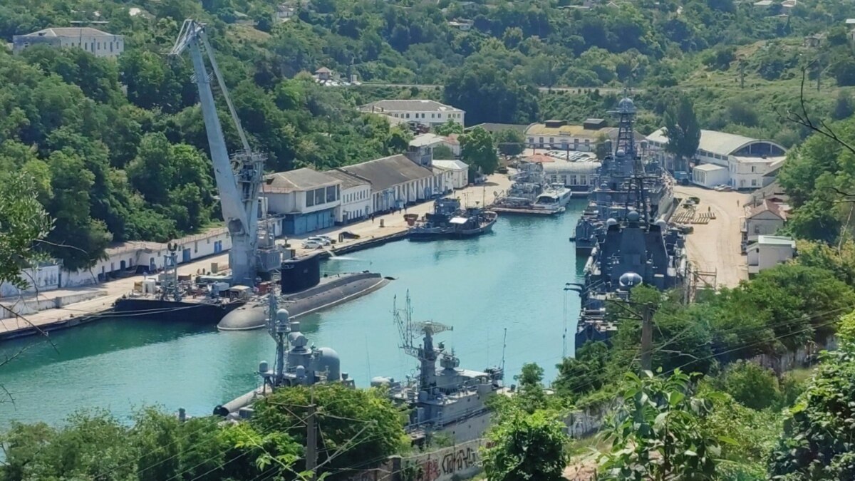 rossiyskaya-podlodka-i-vdk-chernomorskogo-flota-rf-stali-na-remont-v-sevastopole Российская подлодка и ВДК Черноморского флота РФ стали на ремонт в Севастополе