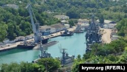 Підводний човен «Алроса» і великий десантний корабель проекту 775 на ремонті в Кілен-бухті Севастополя, 5 липня 2022 року
