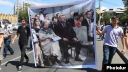 Armenia - Opposition supporters demonstrate outside the EU Delegation building in Yerevan, July 4, 2022.