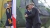 Preşedinţii Klaus Iohannis (dreapta) şi Emmanuel Macron (stânga), la Baza Aeriană Mihail Kogălniceanu din judeţul Constanţa, 15 iunie 2022 