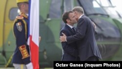 Preşedinţii Klaus Iohannis (dreapta) şi Emmanuel Macron (stânga), la Baza Aeriană Mihail Kogălniceanu din judeţul Constanţa, 15 iunie 2022 