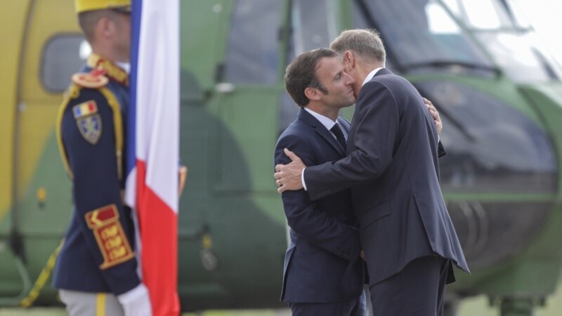 Macron promite să „facă totul” pentru a opri mașina de război rusească în Ucraina