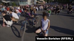  Момиче в триминутно безмълвие в памет на жертвите на злополуката. 