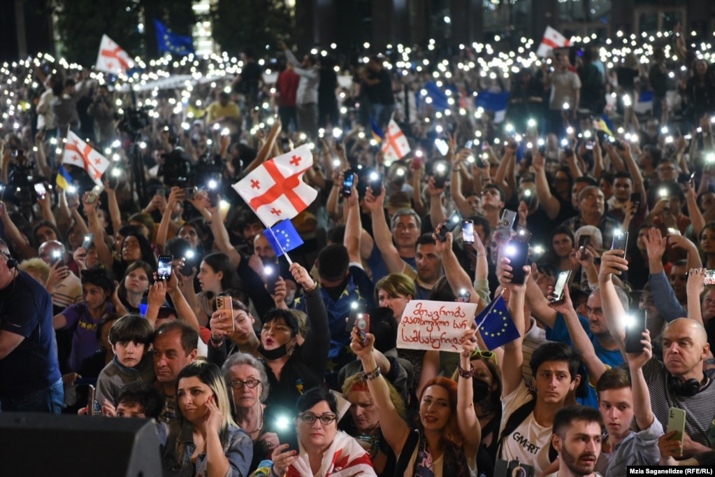 Gjeorgjianët u mblodhën në Tbilisi më 24 qershor për të treguar përkrahje për integrimin evropian të vendit në shenjë pakënaqësi pasi udhëheqësit e BE-së shtynë kandidaturën e Gjeorgjisë, duke e njohur atë si një "anëtar me perspektivë", por duke këmbëngulur se statusi i kandidatit mund të jepet vetëm pasi "të përmbushen prioritetet e përcaktuara".