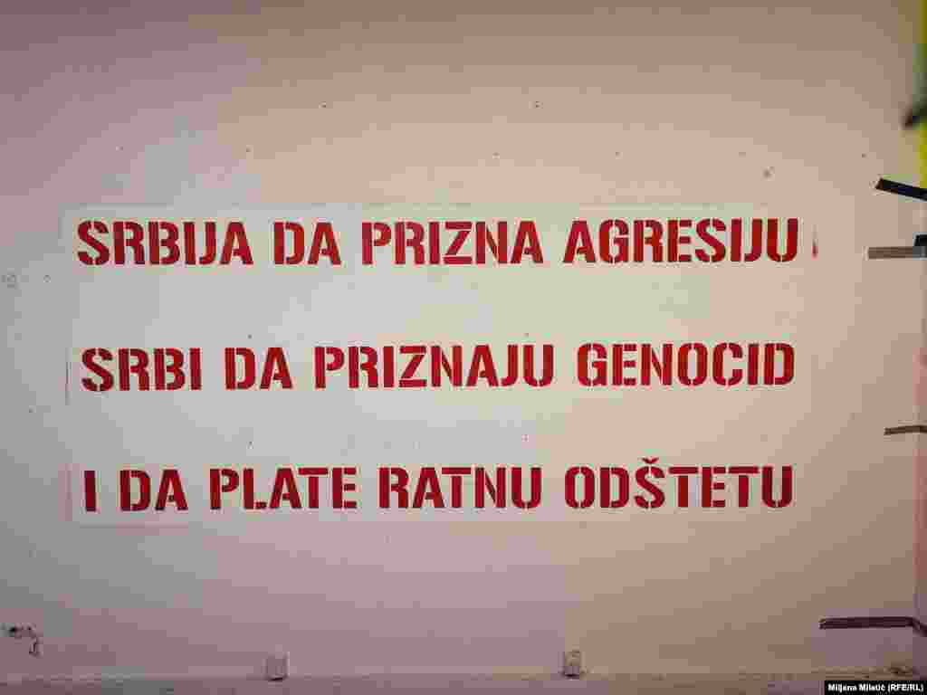 &quot;Minimalni konsenzus&quot; je rad Darije S. Radaković koji govori o društvenom problemu prihvatanja odgovornosti za rat. &quot;On direktno kritikuje i poziva na odgovornost srpsku stranu &ndash; što se odnosi kako na kritiku državne politike posle rata, tako i na društveno izbegavanje odgovornosti&quot;, kaže Radaković, o svom radu, a stoji brošuri povodom izložbe. Ovaj njen rad je bio i deo izložbe &quot;Umetnost anti-rata&quot; u Historijskom muzeju BiH 2021. godine. Međutim, sa istoimene izložbe u Beogradu 2022. je izostavljen, pa ga publika u Srbiji može videti tek sada u CZKD-u. &nbsp;