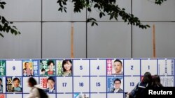 Plakati u Tokiju sa fotografijama kandidata za izbore za Gornji dom japanskog Paralamenta