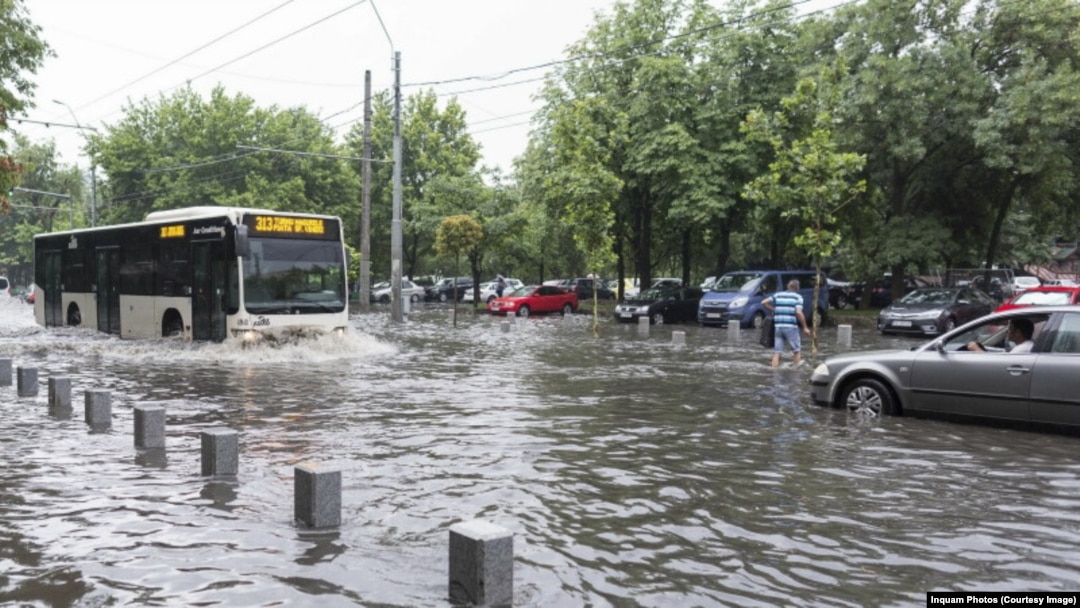 Efectele ploilor abundente în București. 2018. Fotografie ilustrativă.