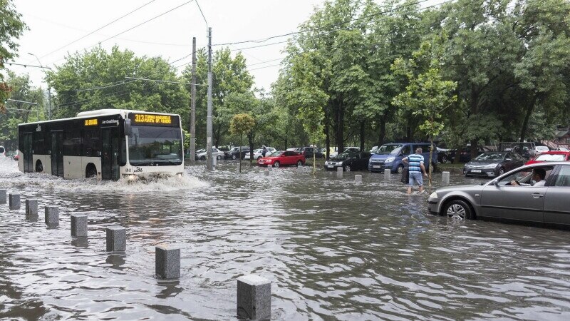 Avertizări meteo și hidro: În estul ţării vin ploi abundente. Risc de inundații în Vaslui și Galaţi. Cod portocaliu în București