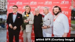 Andrei Giurgia, președintele festivalului Serile Filmului Românesc, de la Iași, alături de actorii Florin Piersic, George Mihăiță, Ion Dichiseanu și Andrei Apreotesei, managerul Ateneului Naţional din Iaşi.