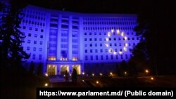 Clădirea parlamentului de la Chișinău, iluminată în culorile drapelului Uniunii Europene