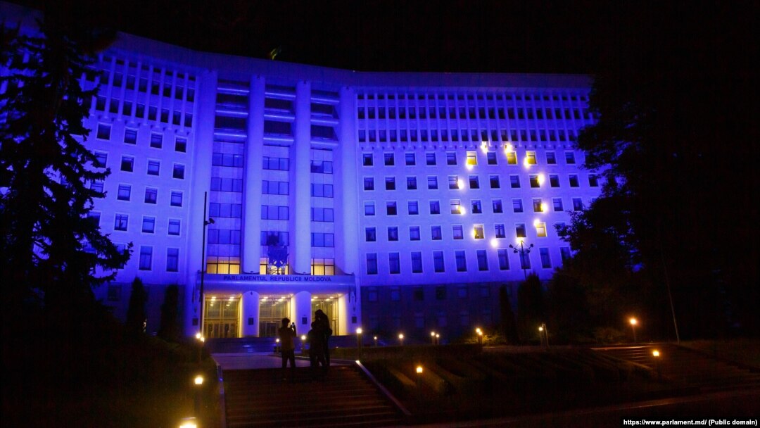 Sigla Uniunii Europene este proiectată pe clădirea Parlamentului din Chișinău, Republica Moldova (imagine de arhivă).