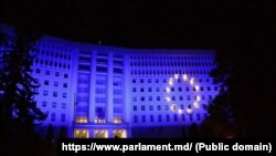 Cladirea Parlamentului de la Chișinău iluminată în culorile drapelului Uniunii Europene